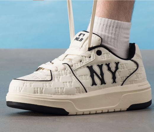 【奥莱直发 潮流百搭 】MLB 印刻老花鞋板鞋休闲鞋厚底鞋 暗纹立体印花 男女同款 商品图5