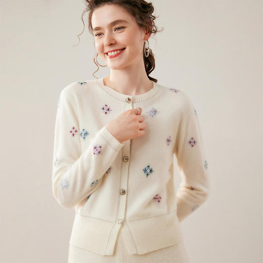 「高货rig」全新升级【铂金会员477/天猫649/差价172】(20648)洛诗琳新款高级感羊绒开衫2025秋冬圆领刺绣花朵针织毛衣 商品图3
