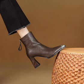 【预售5天】8cm秋冬金属头牛皮复古后拉链软皮瘦瘦高跟时装靴女粗跟加绒短靴XME&898-830