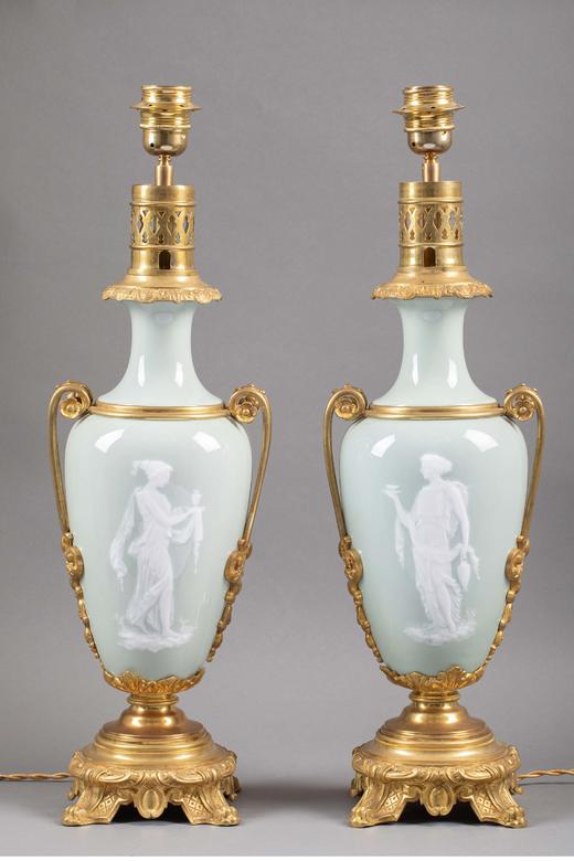 独角鹿西洋古董 19世纪末法国出品铜鎏金精雕装饰古典人物主题豆青釉堆白瓷瓶台灯一对 商品图1