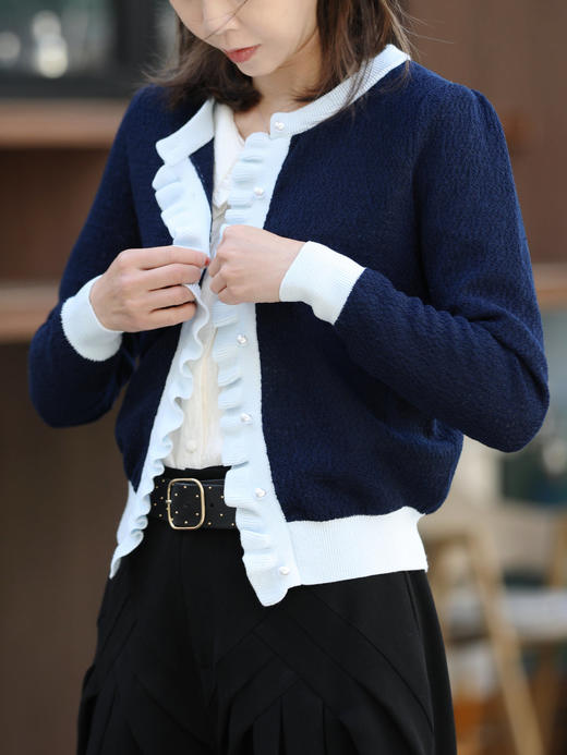 TYNVIE 撞色荷叶边珍珠纽扣开襟针织衫- 深蓝色 商品图3