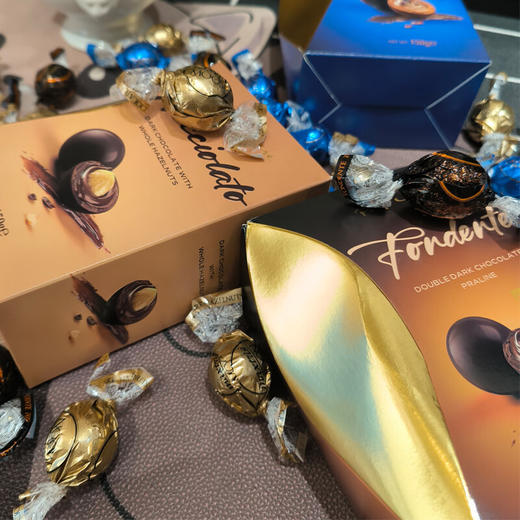 【新品上新】卡卡尼榛仁夹心黑巧克力制品分享装150g/045551   精制进口软心巧克力  给你不一样的风味 商品图3