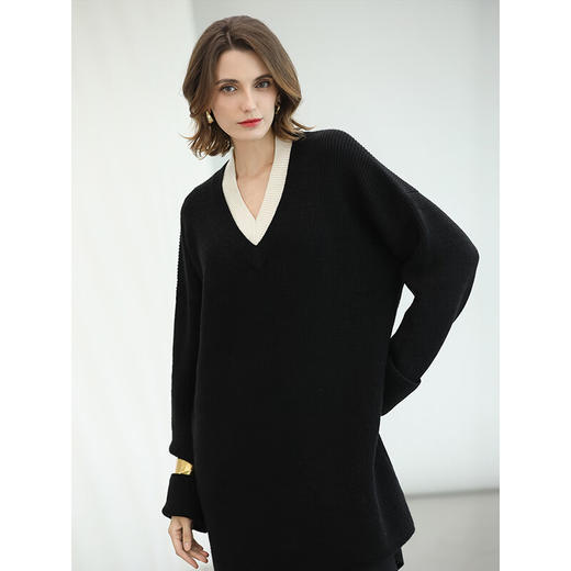 COCOBELLA设计感黑白拼接V领毛衣裙女中长款气质连衣裙MZ3242 商品图3