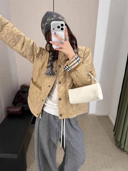 【高品质私服】【BBY经典格纹户外短款显瘦棉服】细腻平整，软滑细腻，秋冬季体感舒适干爽G1581-CC【无标出货 介意慎拍】 商品图2