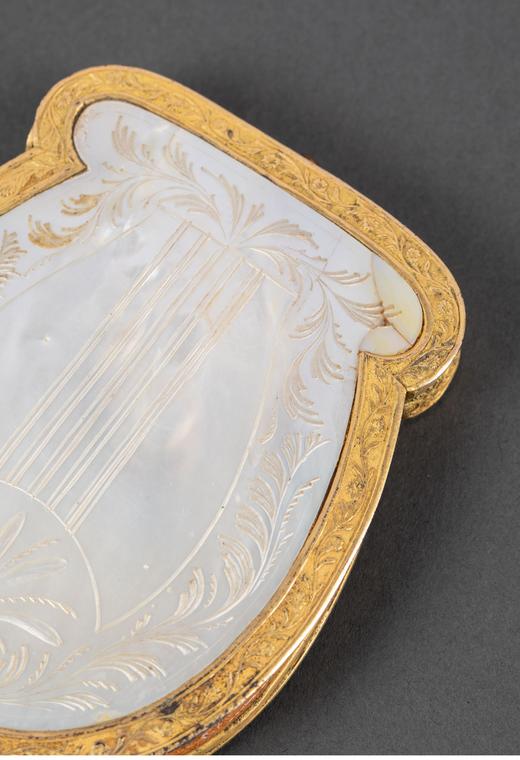 独角鹿西洋古董 1820年代法国复辟时期出品卷叶纹主题铜鎏金装饰母贝精雕零钱包 商品图4