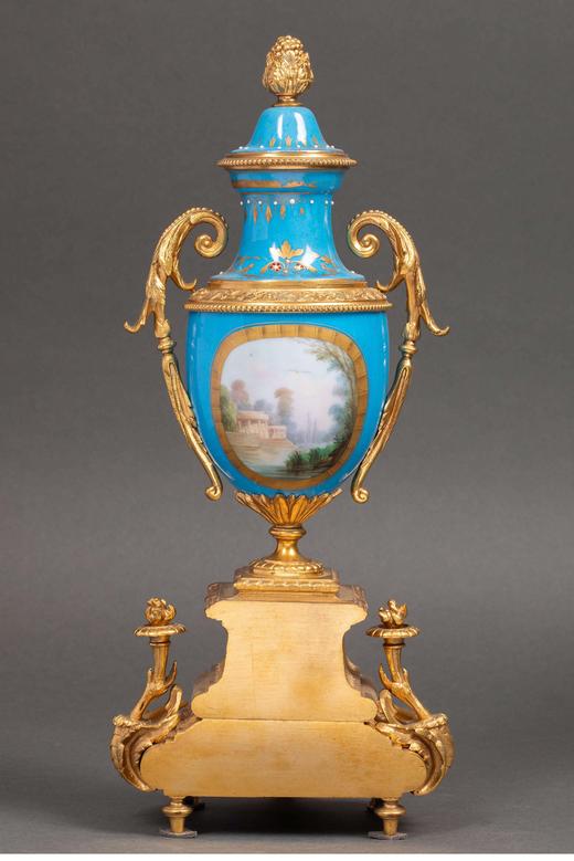 独角鹿西洋古董 1850-1870年代法国拿破仑三世时期出品宫廷人物主题铜鎏金精雕修饰手绘描金座钟瓷瓶三件套 商品图6