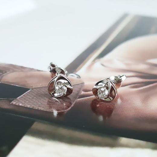 【天然正品】AU750白金时尚设计款钻石爱心造型耳钉6.2*6.0*14.1MM（皆取最大值）女士221025NJS27 特价：1480元 商品图5
