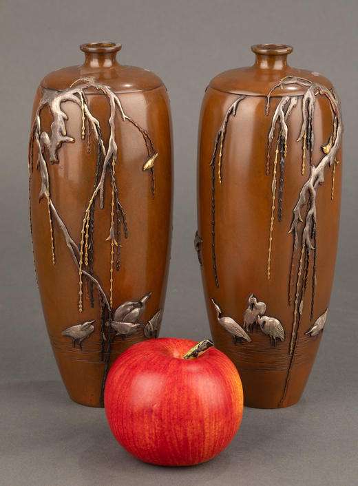 独角鹿西洋古董1880年代日本明治时期京都一光堂宮部篤良签名出品垂柳仙鹤主题嵌金银精雕装饰赤铜花瓶一对 商品图1