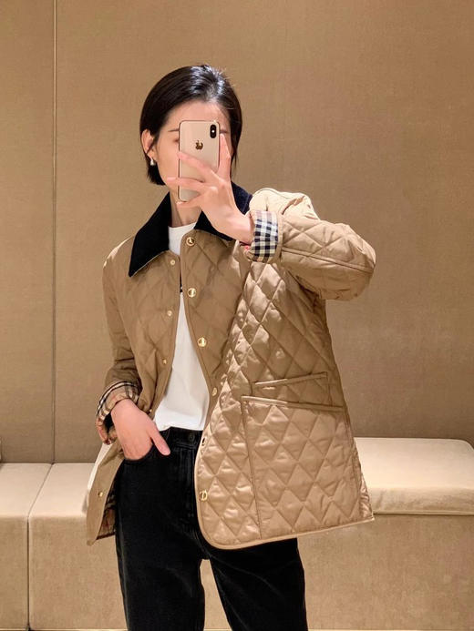 bbr灯芯绒菱形格绗棉夹克 永恒经典谷仓黄金绗缝棉服 经典配色 标志性格纹 面料细节相融 英伦风满满 休闲宽松版型 利落的线条剪裁 上身不显臃肿 商品图2