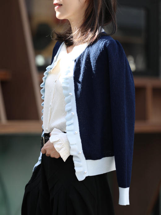 TYNVIE 撞色荷叶边珍珠纽扣开襟针织衫- 深蓝色 商品图5