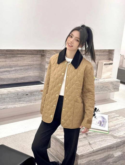 bbr灯芯绒菱形格绗棉夹克 永恒经典谷仓黄金绗缝棉服 经典配色 标志性格纹 面料细节相融 英伦风满满 休闲宽松版型 利落的线条剪裁 上身不显臃肿 商品图7
