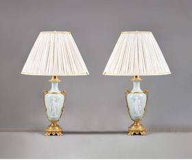 独角鹿西洋古董 19世纪末法国出品铜鎏金精雕装饰古典人物主题豆青釉堆白瓷瓶台灯一对