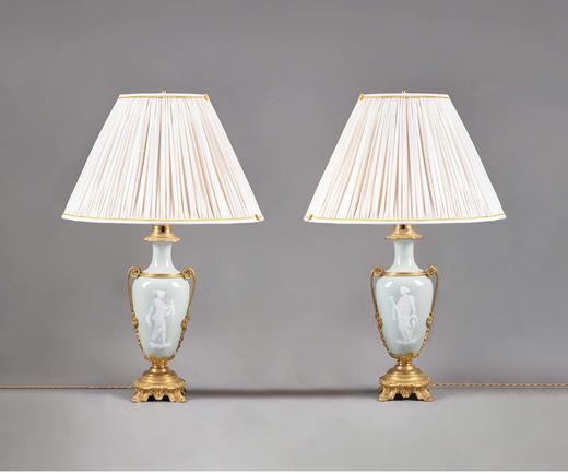 独角鹿西洋古董 19世纪末法国出品铜鎏金精雕装饰古典人物主题豆青釉堆白瓷瓶台灯一对 商品图0