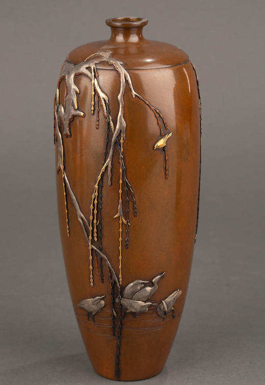 独角鹿西洋古董1880年代日本明治时期京都一光堂宮部篤良签名出品垂柳仙鹤主题嵌金银精雕装饰赤铜花瓶一对 商品图3