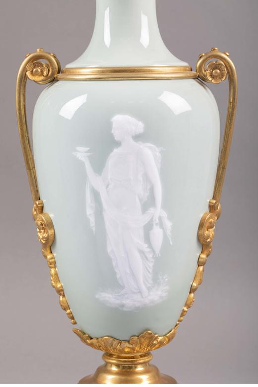 独角鹿西洋古董 19世纪末法国出品铜鎏金精雕装饰古典人物主题豆青釉堆白瓷瓶台灯一对 商品图4