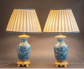 独角鹿西洋古董 19世纪中国出品铜鎏金精雕装饰繁华飞鸟主题掐丝珐琅花瓶台灯一对