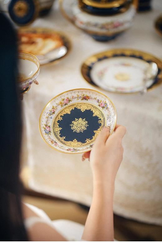 【已售】独角鹿西洋古董 19世纪法国御窑塞弗尔签名出品传统花卉主题手绘描金装饰帝王蓝釉下午茶六人套件 商品图5