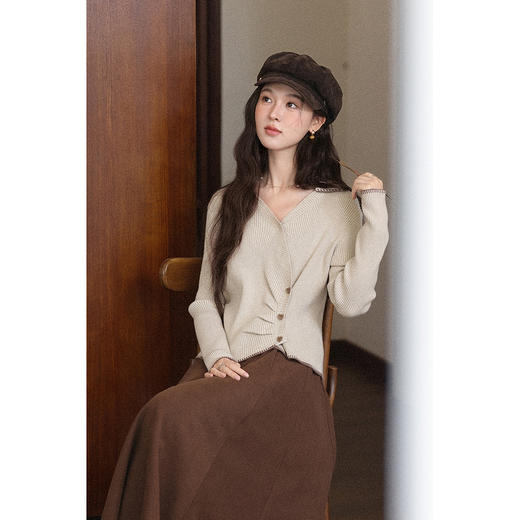 鹿向南「榛果拿铁」不规则咖米色长袖针织衫女秋季设计感修身上衣 商品图4