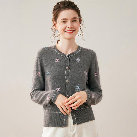 「高货rig」全新升级【铂金会员477/天猫649/差价172】(20648)洛诗琳新款高级感羊绒开衫2025秋冬圆领刺绣花朵针织毛衣 商品图2