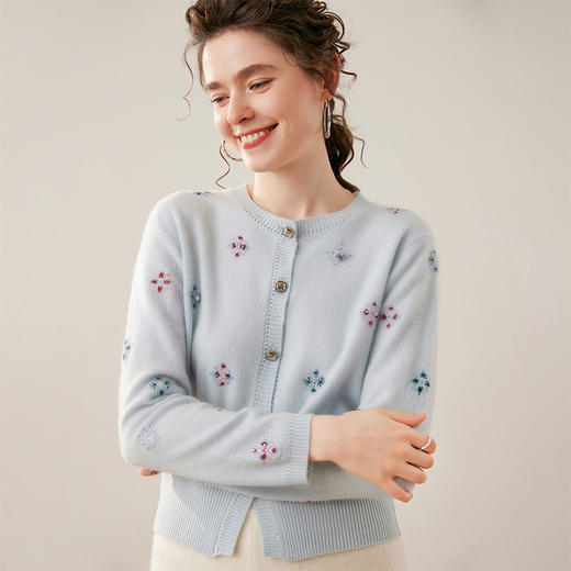 「高货rig」全新升级【铂金会员477/天猫649/差价172】(20648)洛诗琳新款高级感羊绒开衫2025秋冬圆领刺绣花朵针织毛衣 商品图1