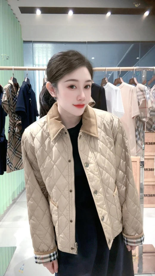 【高品质私服】【BBY经典格纹户外短款显瘦棉服】细腻平整，软滑细腻，秋冬季体感舒适干爽G1581-CC【无标出货 介意慎拍】 商品图3