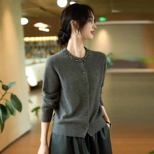 「自」全新升级【铂金会员257/天猫339/差价82】(95521)洛诗琳法式钉钻100羊毛开衫2025秋冬新款宽松显瘦针织上衣 商品图0