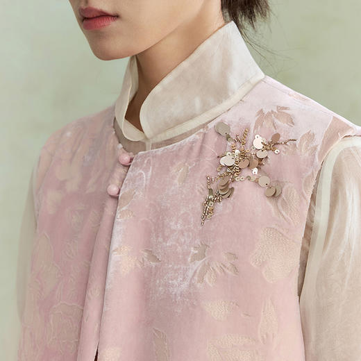 【林栖设计小店】（现货）粉色马甲新中式丝绒烧花钉珠绣花优雅2026早春新款外套女1961039 商品图7
