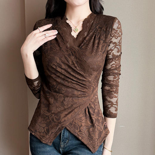 KQL 311H9176新款V领蕾丝打底衫遮肚显瘦蕾丝衫纯色 商品图2