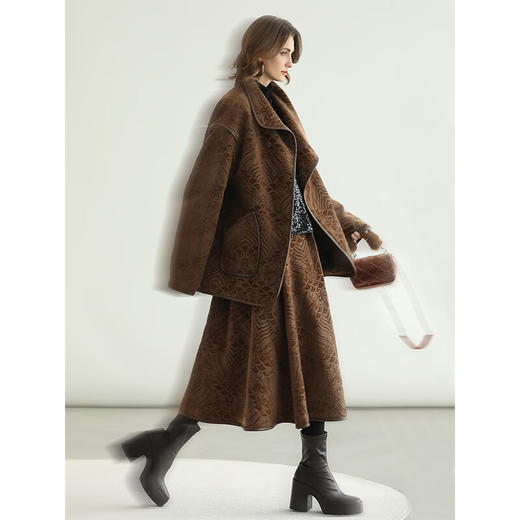 COCOBELLA新中式祥云纹植绒提花棉服女秋冬大翻领外套MF3238 商品图3