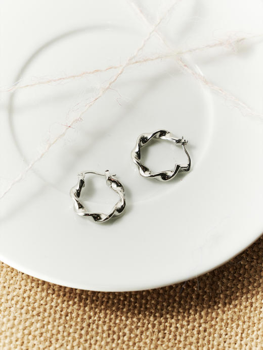 鹿鹿推荐·法式不规则素圈麻花耳环【兑换成功积分不予退回，请知悉 】 商品图1