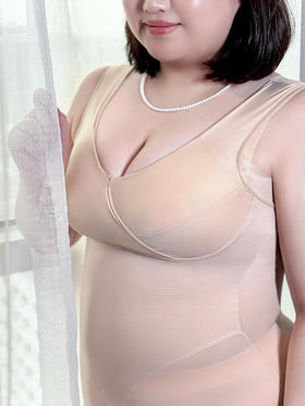 一周发货【长款塑身背心】带薄胸垫，胸垫不可拆卸。塑身聚拢、透气、免穿文胸，多功能背心，打板半年只为这款，收腹，收腰，提胸，聚拢，一件顶多件！胸垫厚度只有6毫米左右无钢圈。除了胸垫，一件都带网眼很透气。