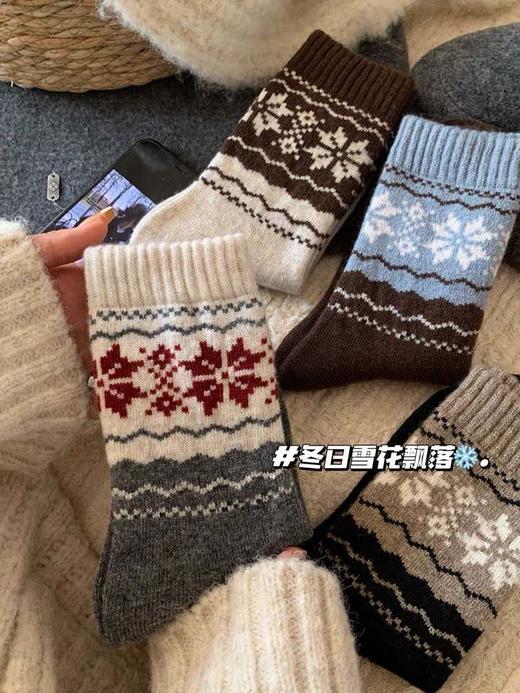 TuTu日杂风费尔岛复古雪花系列羊毛袜 4双/组费尔岛羊毛袜！⚠️高品质保证‼️ 【TuTu日杂风费尔岛复古雪花系列羊毛袜】自带文艺复古氛围感 ✅软绵羊毛很厚实 商品图3