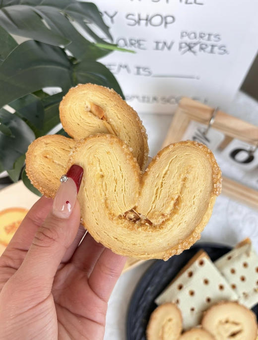 「甜原柿吉 扁桃仁黄油酥」肉眼能看见层层分明的酥皮 每块都嵌着脆粒粒的扁桃仁🥜咬下去还能听到酥皮轻响 零粉感入口即化～ ✅金黄酥脆层次分明｜奶香浓郁吃不腻 商品图4