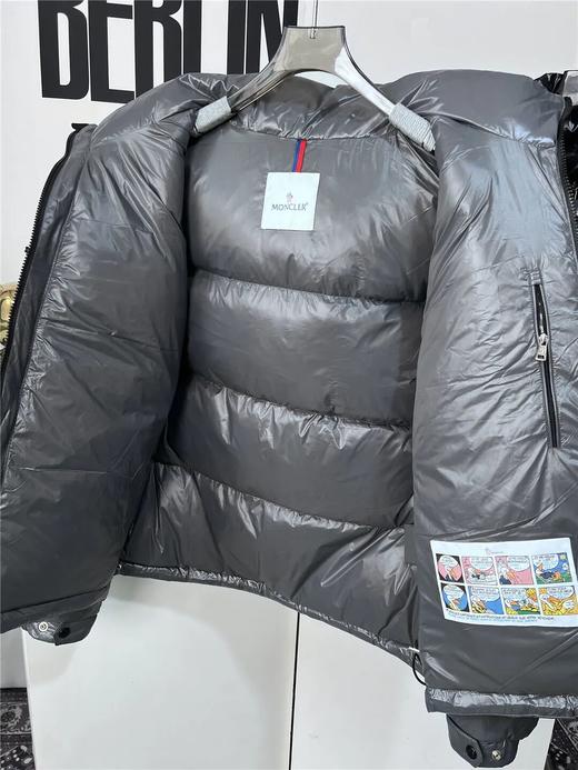 蒙口三色织带短款胸口徽章logo鹅绒羽绒服 商品图5