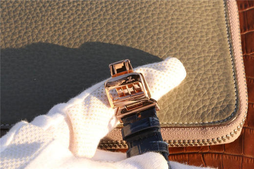 积家翻转系列Reverso腕表，表背可翻转至正面，让背面表盘的精密机械零件一览无余，彰显个性，突破常规的传统表盘。搭载原版复刻机芯，316精钢的几何外形表壳，刻有装饰刻纹，表背具有手动打造的鱼鳞纹饰 商品图7