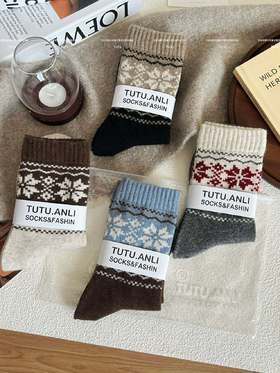 TuTu日杂风费尔岛复古雪花系列羊毛袜 4双/组费尔岛羊毛袜！⚠️高品质保证‼️ 【TuTu日杂风费尔岛复古雪花系列羊毛袜】自带文艺复古氛围感 ✅软绵羊毛很厚实