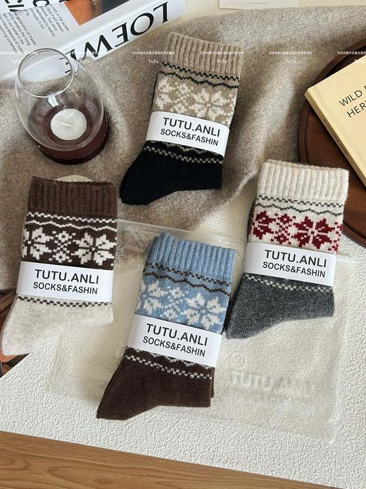 TuTu日杂风费尔岛复古雪花系列羊毛袜 4双/组费尔岛羊毛袜！⚠️高品质保证‼️ 【TuTu日杂风费尔岛复古雪花系列羊毛袜】自带文艺复古氛围感 ✅软绵羊毛很厚实 商品图0