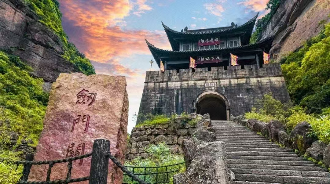 含门票套餐【剑门关国际温泉大酒店】298元起抢高级房1晚+温泉+接送服务+油毛肚火锅抵用券20元1份