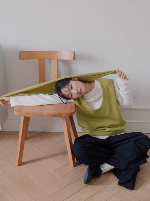 步履不停/5C13290C/u型领无袖针织背心配三角巾 商品图1