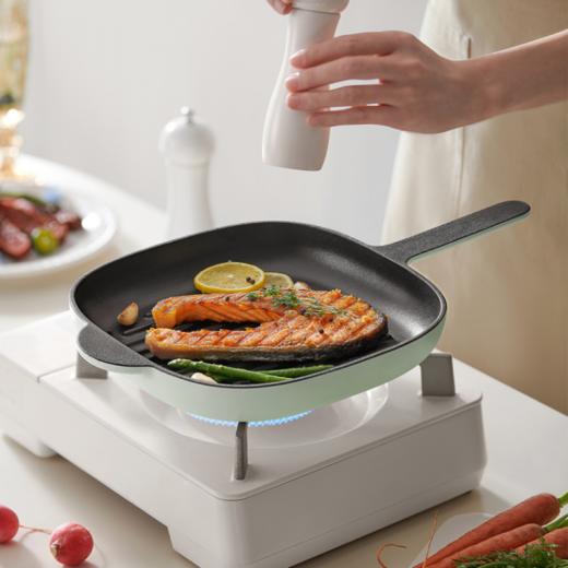 🥳【德世朗极光系列】 ✅铸铁一体成型 ✅进口珐琅，🌵颜值质感双在线 ✅大容量 + 一锅多用 ✅多用锅、深炖锅❣️、煎锅，满足一家需求  商品图8