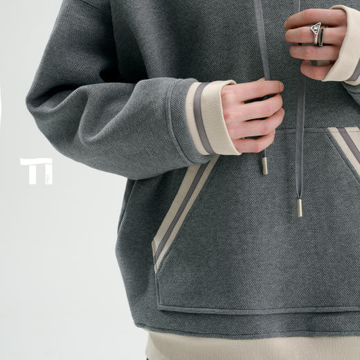 启世录TIWILLTANG“希夷兮格”连帽宽松加绒细格罗纹领休闲卫衣 商品图3