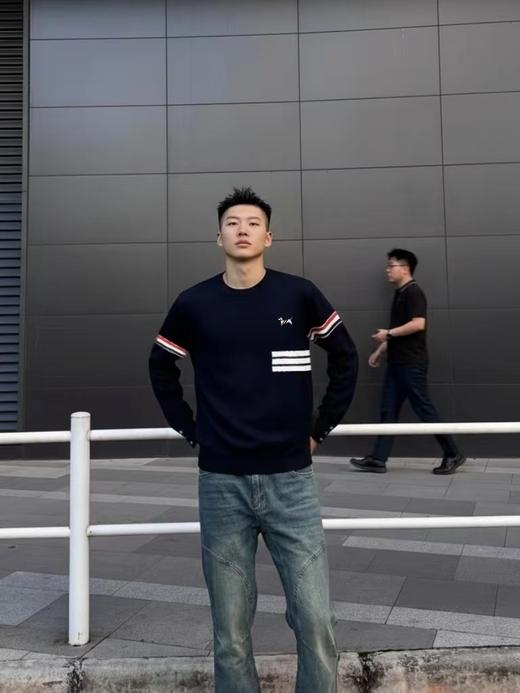 D110631新品胸前小狗刺绣袖臂色织四道杠针织毛衣情侣款 商品图3