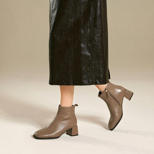 千百度粗高跟弹力袜靴女显瘦羊皮时装靴通勤短靴子A25598181 商品图2