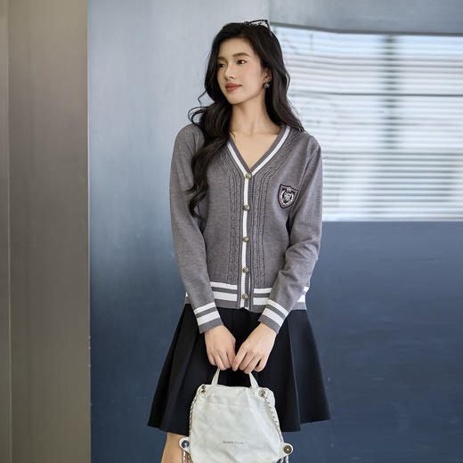 奢姿大码女装2025秋季时尚条纹装饰针织开衫胖妹妹气质简约上衣9853353686 商品图1