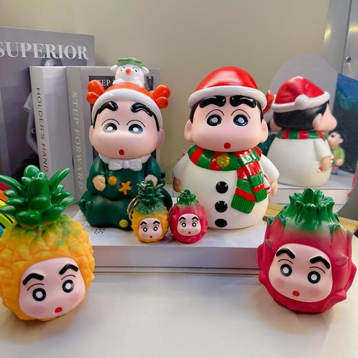 【19.9秒圣诞摆件】超大号搪胶材质 氛围感拉满 圣诞小新手办雪人小新圣诞树 可爱公仔桌面摆件玩偶礼物 商品图5