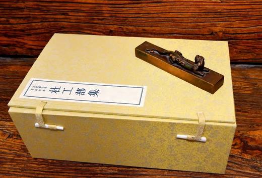 五色套印本、五家评本《杜工部集》，一函，全8册，16开，杜甫著，清 卢坤辑录，据清道光云叶庵五色套印《五家评本·杜工部集》影印，售价1980 商品图1