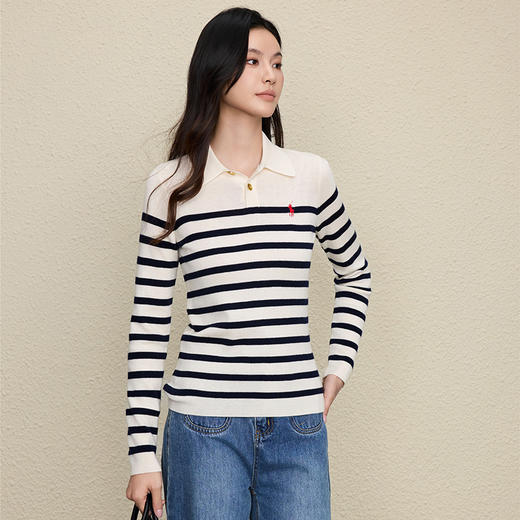 「自」全新升级【铂金会员284/天猫379/差价95】(00625)洛诗琳小马刺绣撞色条纹针织衫2025秋冬气质显瘦翻领羊毛衫 商品图2
