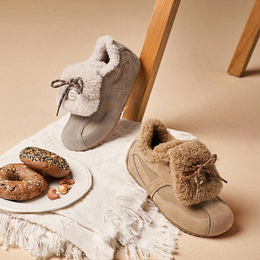 千百度薄底时尚雪地靴女毛毛鞋复古德训鞋勃肯鞋短靴A25663502 商品图1