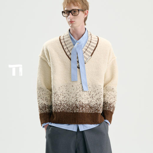 TIWILLTANG启世录“炙御棂耀” 渐变重磅羊毛针织撞色V领廓形毛衣 商品图0