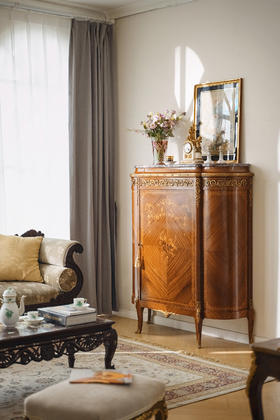 独角鹿西洋古董1890年代法国出品古典卷叶纹铜鎏金精雕装饰大理石台面繁花缎带主题细木镶嵌边柜